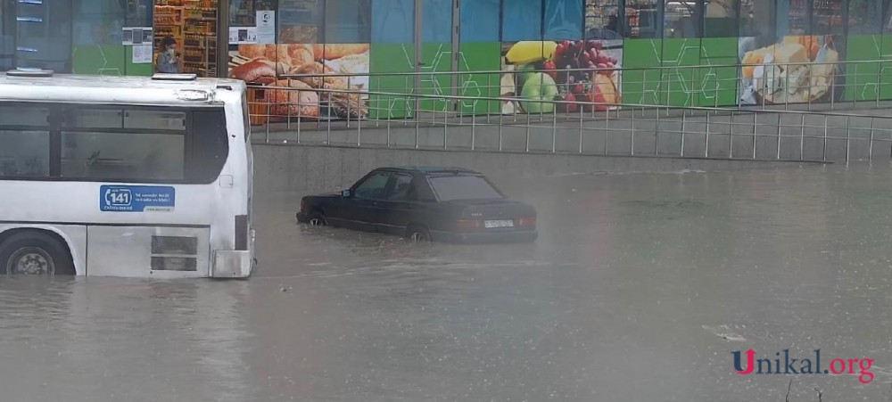 Bakıda "Bravo" marketin qarşısını su basdı - FOTO